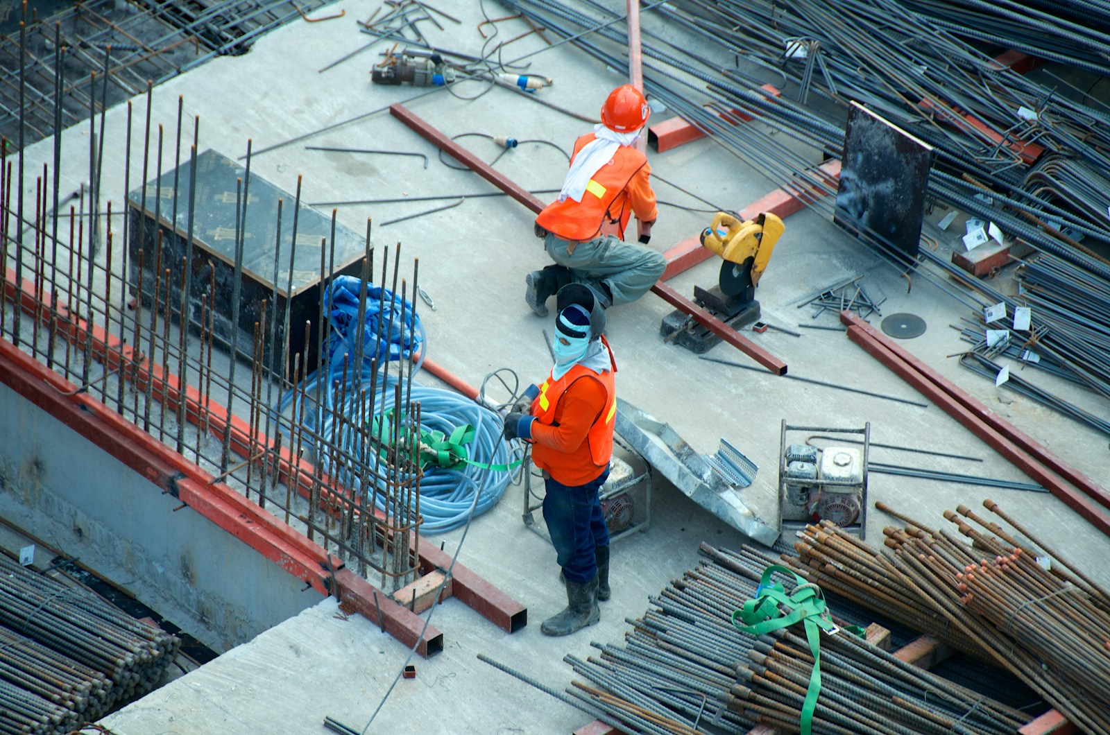 Artisans travaillant sur un chantier de construction