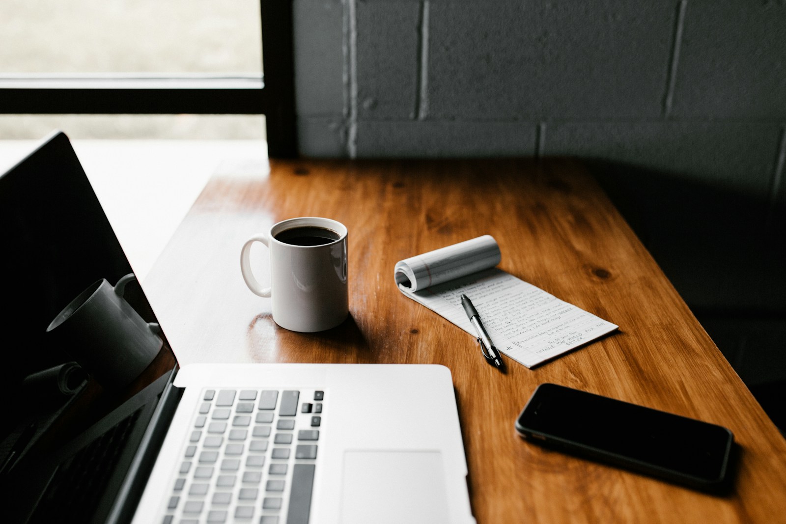 Ordinateur portable, carnet et plante sur un bureau de travail