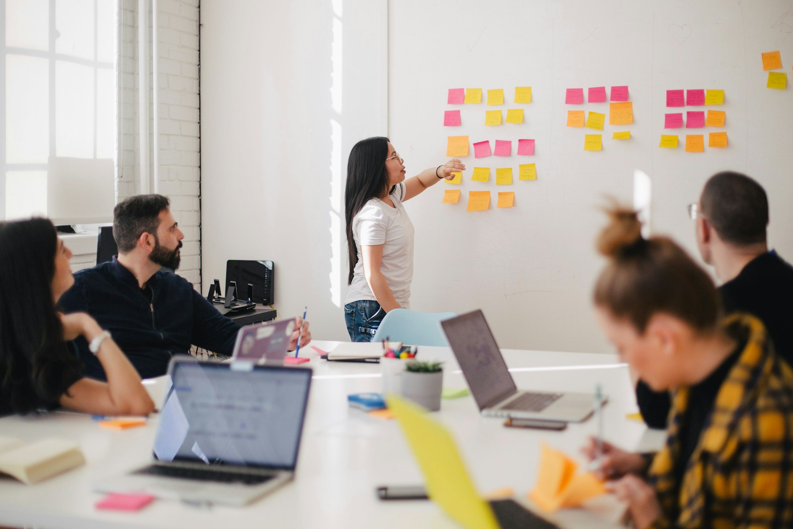 Équipe échangeant autour d’une table lors de la préparation d’un projet