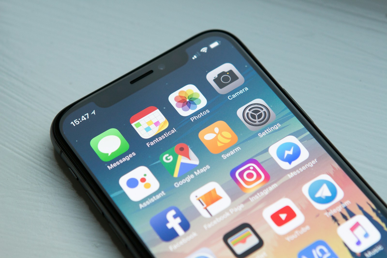 Main utilisant un smartphone pour consulter des informations en ligne