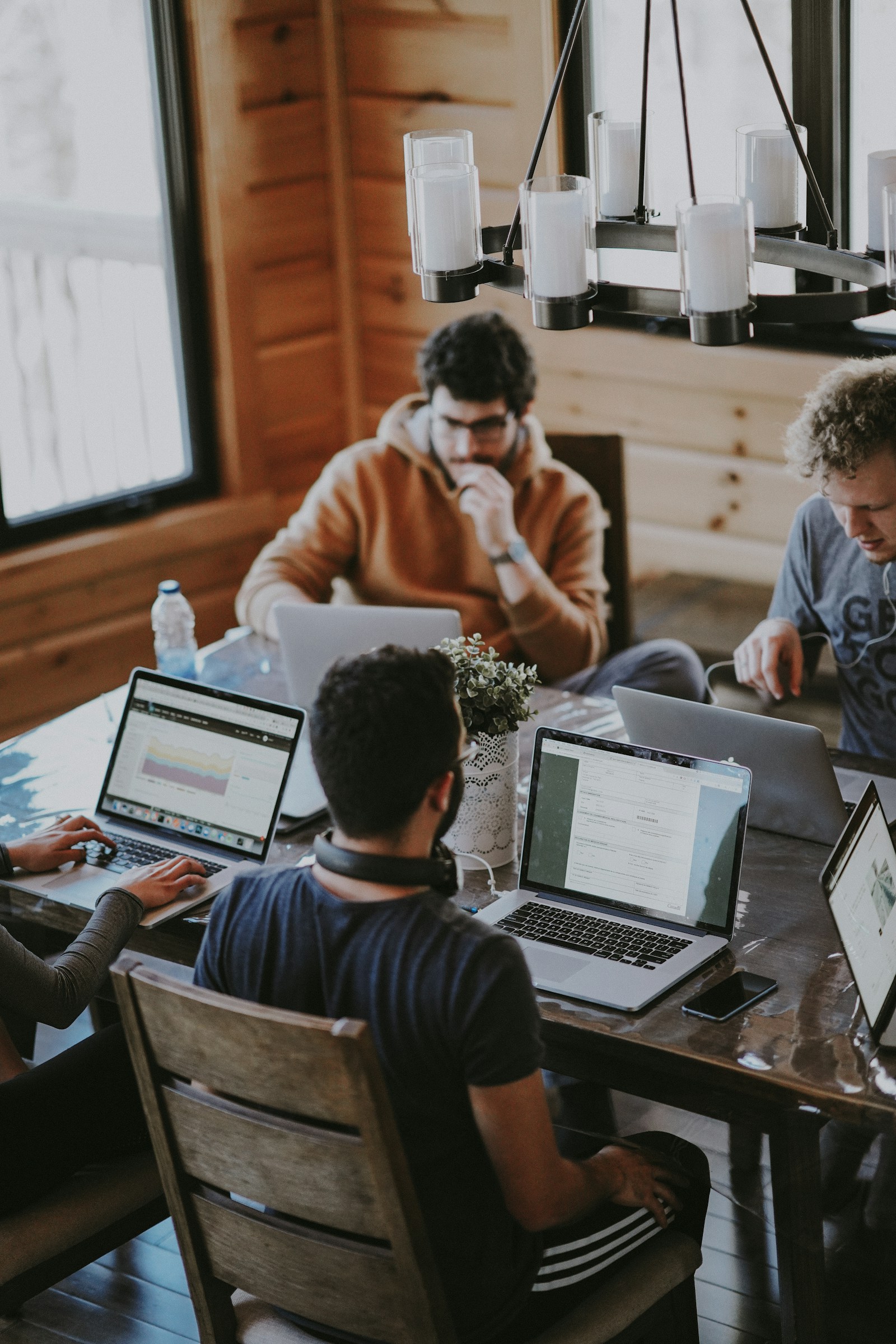 Équipe de professionnels échangeant autour d’une table de travail