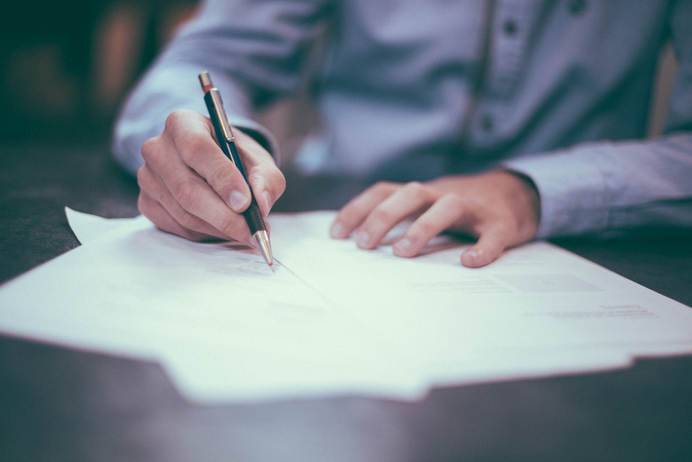 Documents et contrat posés sur un bureau de travail