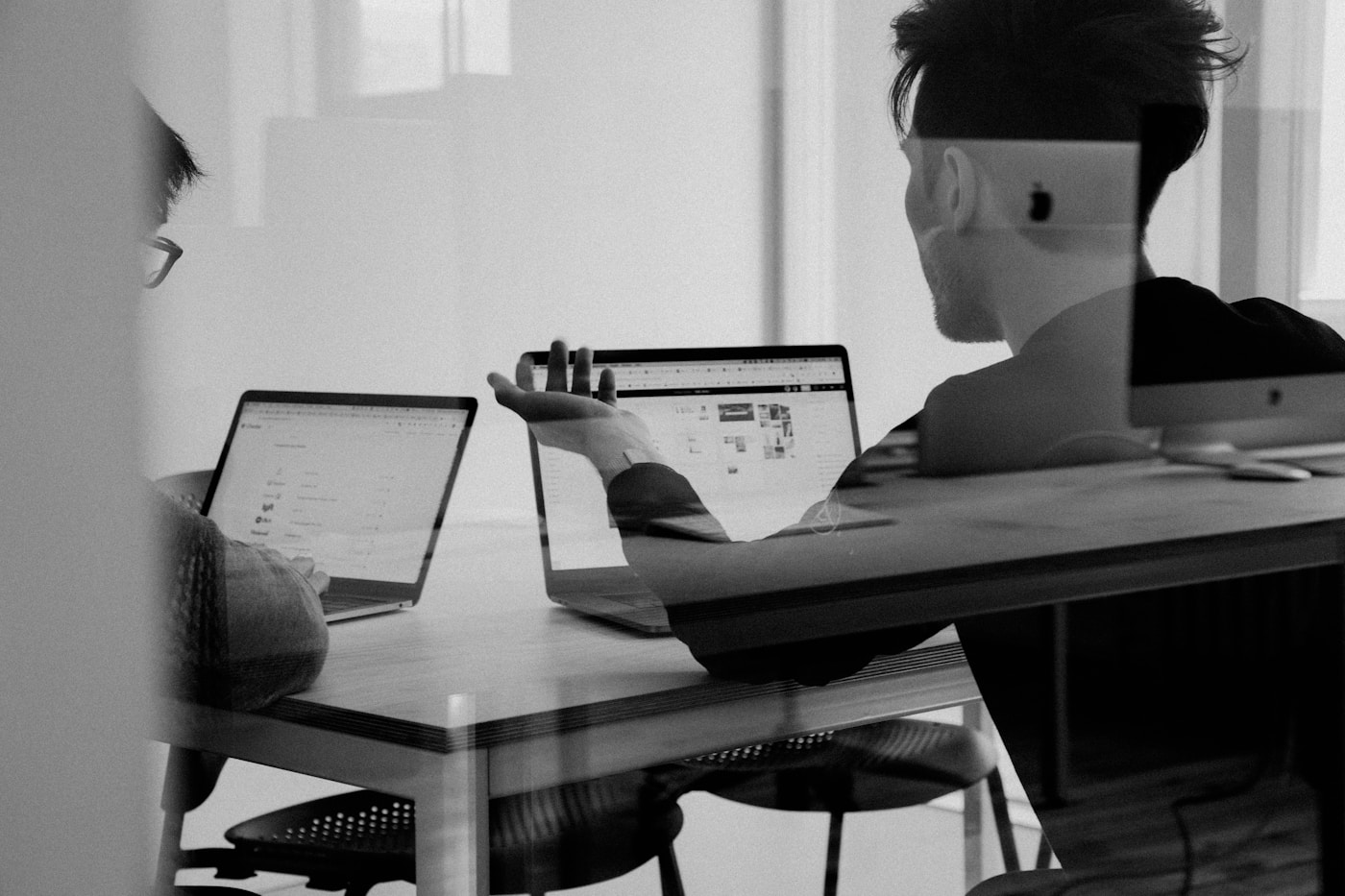 Équipe examinant un écran d’ordinateur dans un espace de travail