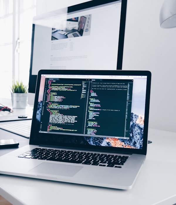 Création de site internet professionnel par un développeur web sur laptop