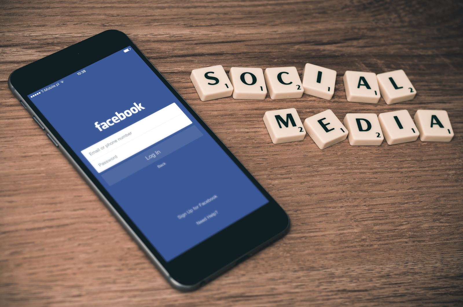 Personne travaillant sur l'optimisation SEO d'un site web