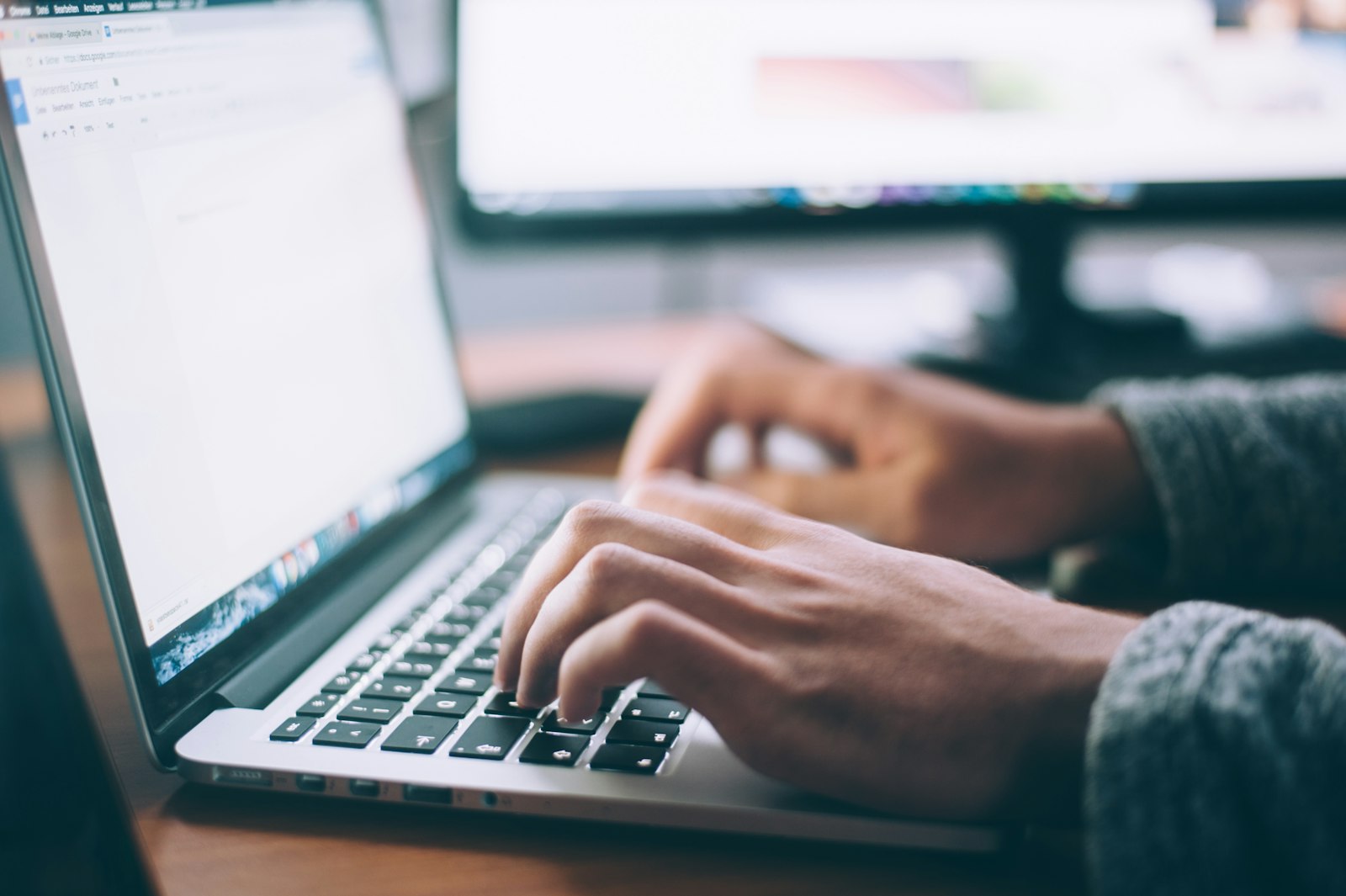 Espace de travail avec laptop pour l'optimisation web mobile